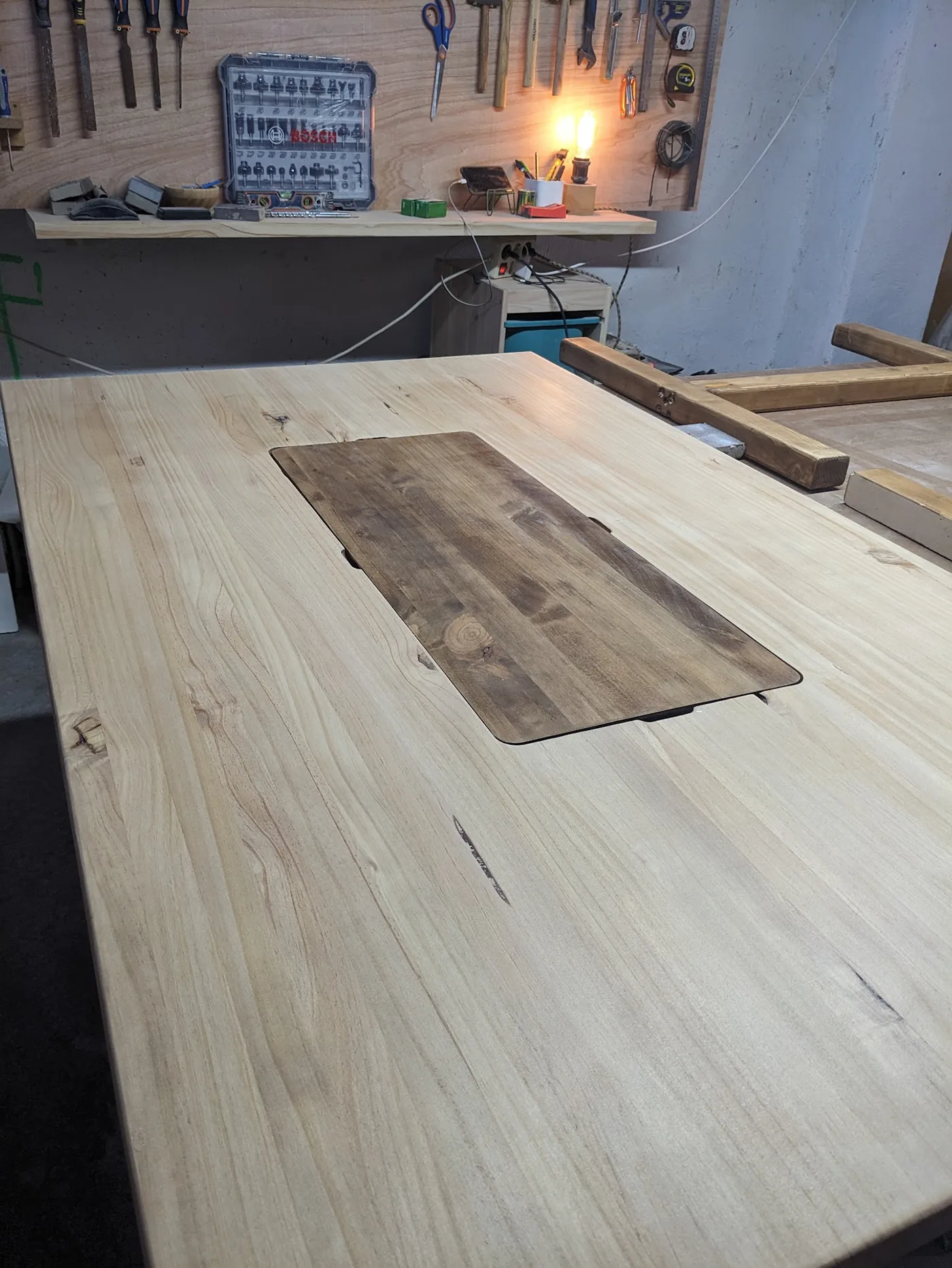 Integrated marker well set into the finished tabletop